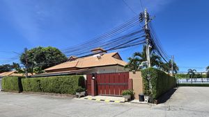 A single storey corner proprety on the largest plot