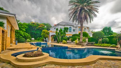 Pool, guesthouse and main residence