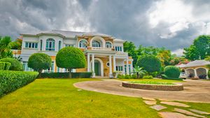 The main house and it`s driveway